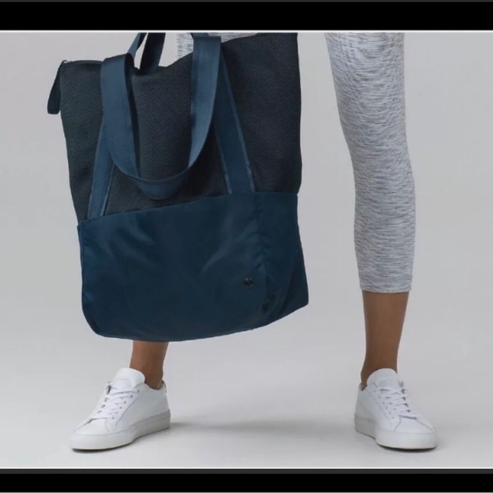 Dark forest green lululemon hot mesh yoga tote